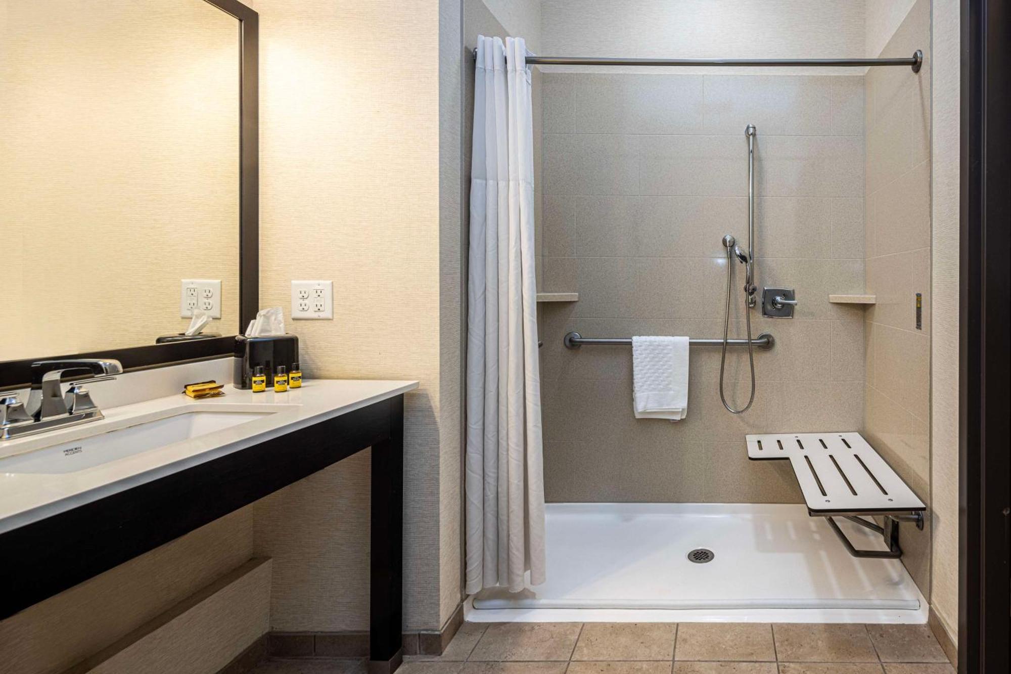Best Western Plus Franciscan Square Inn & Suites Steubenville Exterior photo
