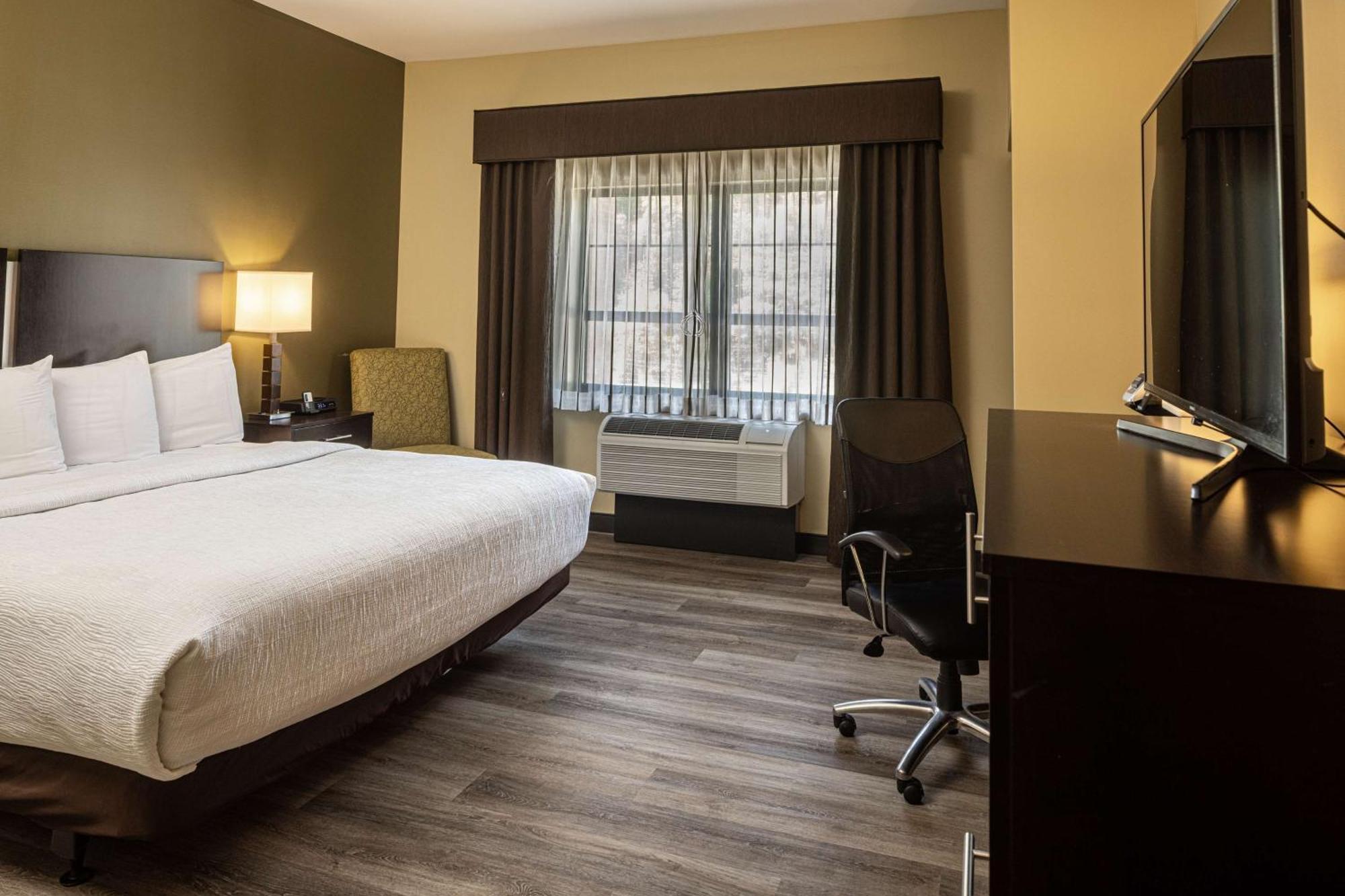 Best Western Plus Franciscan Square Inn & Suites Steubenville Exterior photo