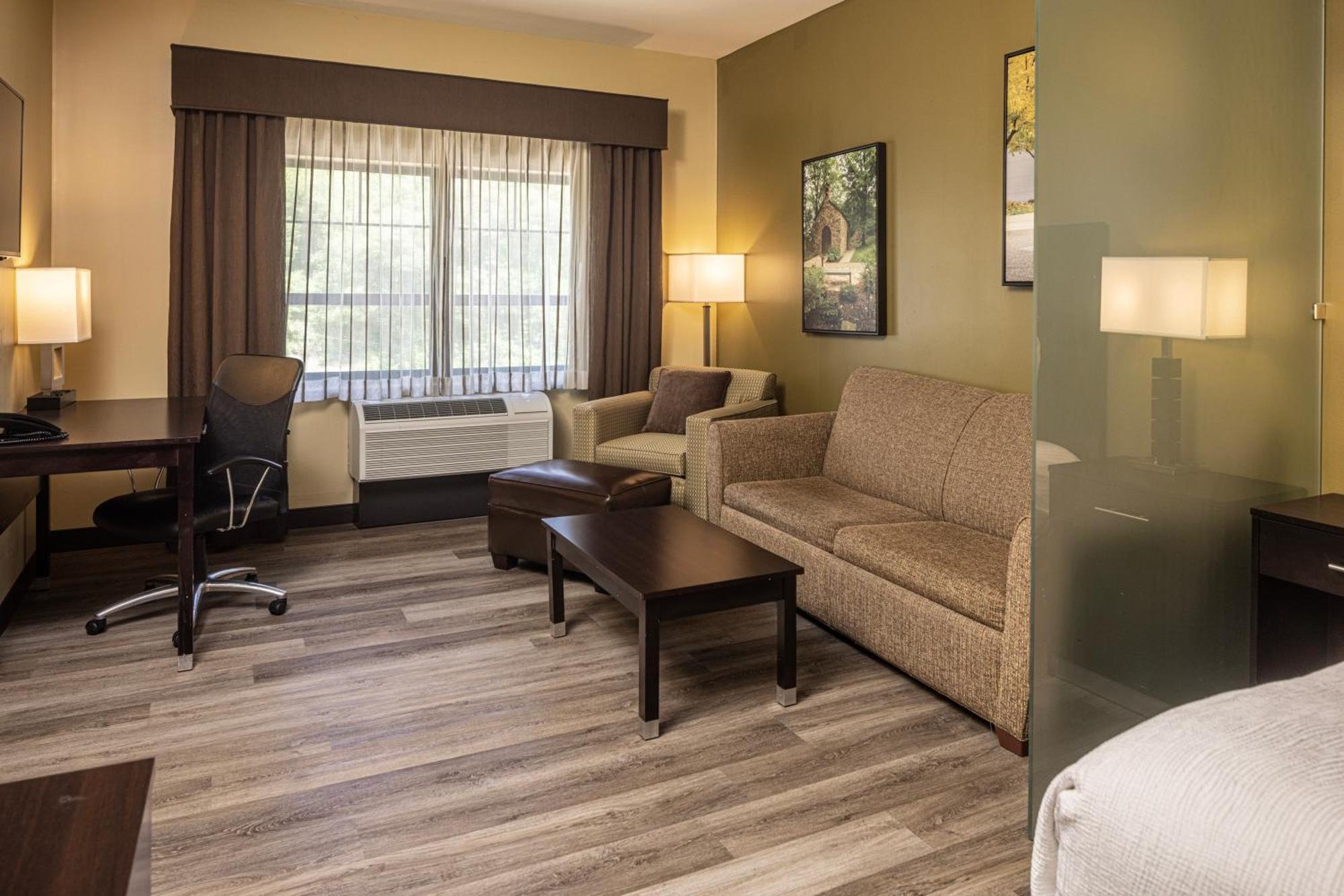 Best Western Plus Franciscan Square Inn & Suites Steubenville Exterior photo