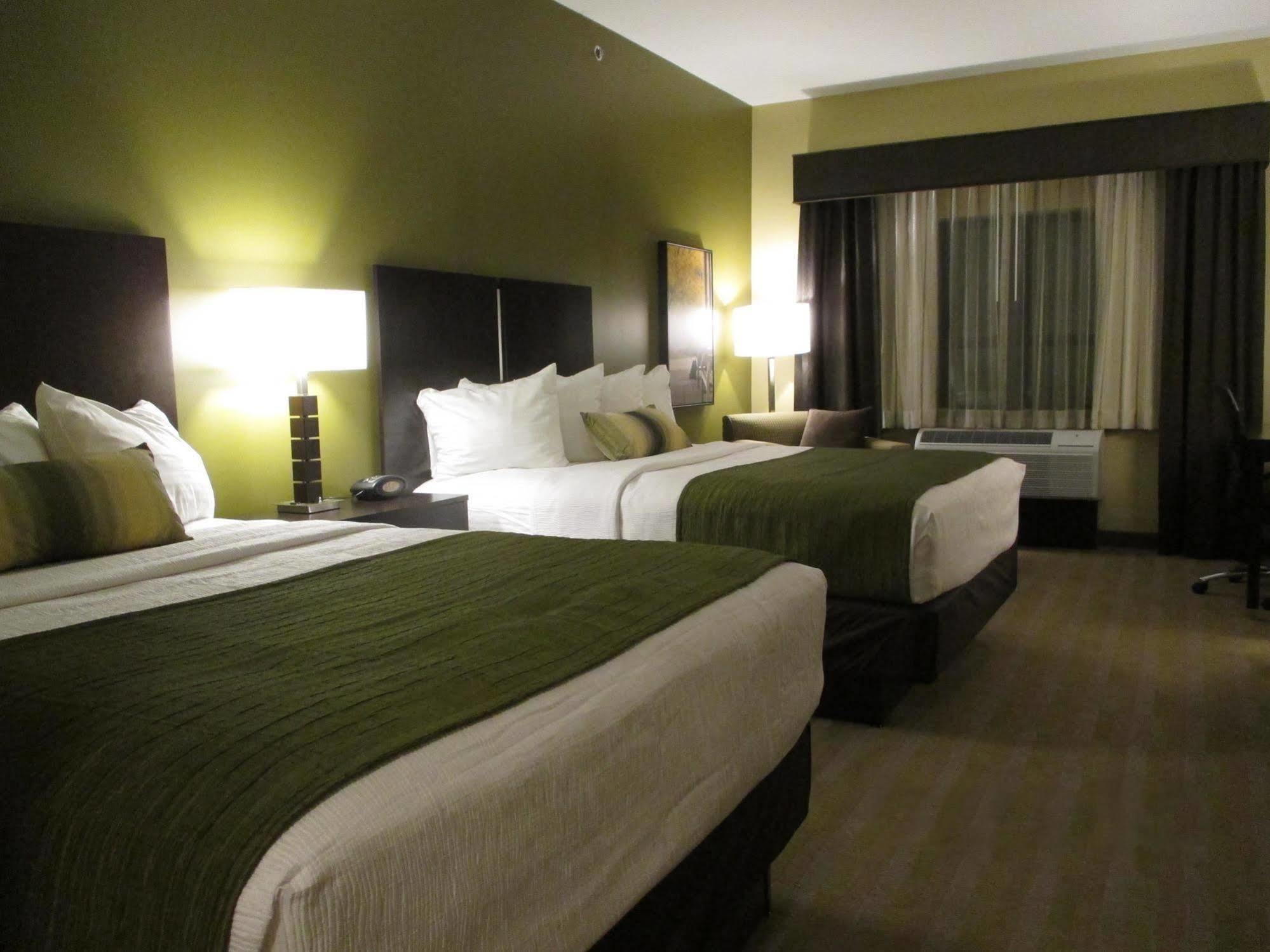 Best Western Plus Franciscan Square Inn & Suites Steubenville Exterior photo