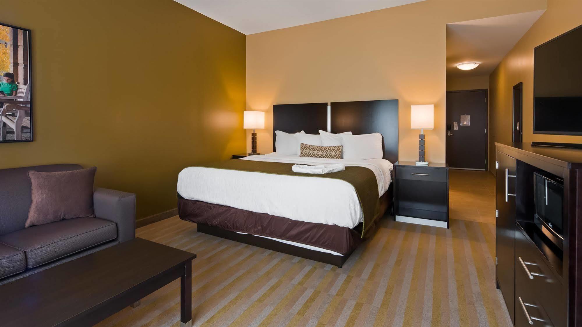 Best Western Plus Franciscan Square Inn & Suites Steubenville Exterior photo